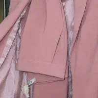 کت زنانه برنددار صورتی چرک، شیک و خوش‌دوخت
