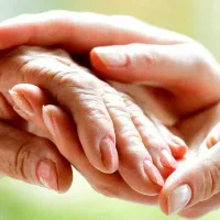 پرستار شبانه‌روزی برای سالمند زن