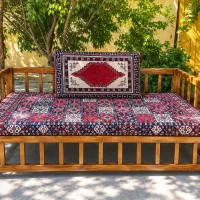 تعدادی تخت چوبی به فروش می‌رسد