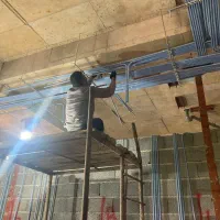 برق کار یک نفر شاگر یا نیمه ماهر جهت سینی کشی برق