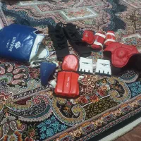 وسایل ورزشی همراه با کمربند هایش