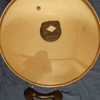 قابلمه بزرگ تفلن.   ودولنگه. پرده.|ظروف پخت‌وپز|قشم, |دیوار