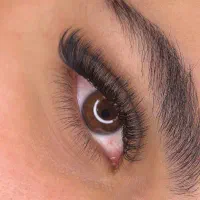 خدمات اکستنشن مژه و لیفت و لمینت مژه و ابرو