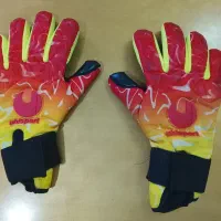 یک جفت دستکش دروازه بانی فوتبال