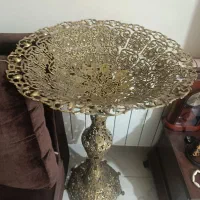 میوه خوری کنار سالنی برنجی