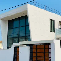 ویلا مدرن ساحلی فول‌ فرنیش با ساحل اختصاصی