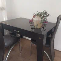 میز غذاخوری و جلو مبلی