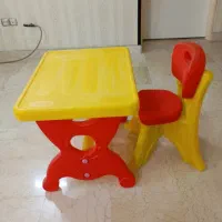 میز و صندلی کودک وانیا به همراه اویز لباس کودک