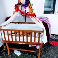 گهواره بچه سالم و تمیز میدان قیام