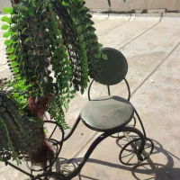 صندلی با گل مصنوعی