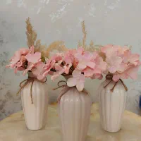 گلدان با گل مصنوعی