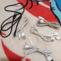 ۴عدد سیم شارژر اپل و یک عدد هندزفری اپل