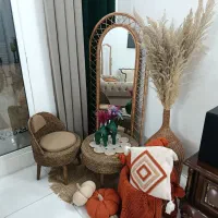 میز صندلی و گلدان حصیری