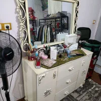 تخت و آینه دلاور