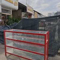 میز ویترینی فروشگاهی قرمز سالم با شیشه