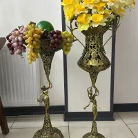 جا میوه‌ای و جا گلدانی برنز کنار سالنی