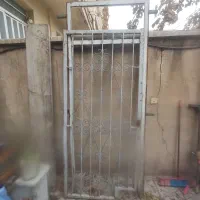 حفاظ درب اهنی ابعاد حدود یک متر در دو و ده