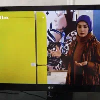 تلویزیون ۴۲اینچLG(اصل کره)به همراه میز هست.کاملا س