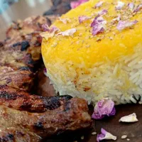 یک کمک آشپز و یک کارگر ساده آشپزخانه