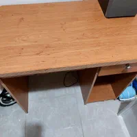میز تحریر و کامپیوتر