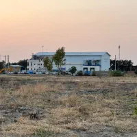 روستای کلو نزدیک داروخانه و جاده اصلی