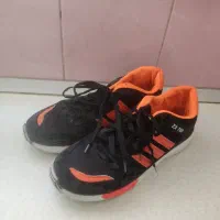 کتونی در حد نو فقط چند بار در باشگاه پا خورده