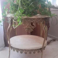 میزبرنز دو طرف تاج دار