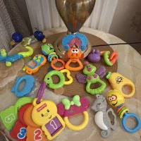 تعدادی جغجغه  و  وسایل بازی و دندونی