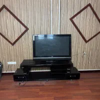 تلوزیون ۴۲ اینچ به همرا میز زیر تلوزیونی