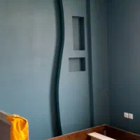 به یک شاگرد ماهر یا نیمه ماهر نقاشی