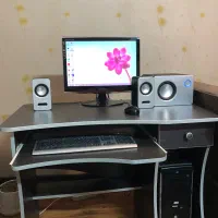 کامپیوتر با باند و کیبورد و موس و میز و مانیتور