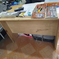 میز چوبی مغازه