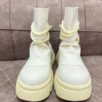 نیم بوت کفش|کیف، کفش، کمربند|رشت, یخسازی|دیوار