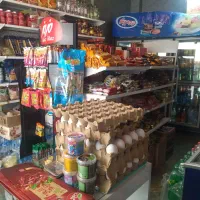 فروشنده در سوپر مارکت