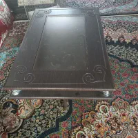 یک عدد میز جلوی مبلی
