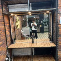 ویترین مدرن فلز و چوب