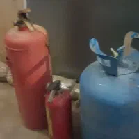 دو تا کپسول آتش نشانی یک عدد کپسول گاز کولر
