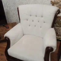 مبل هفت نفره به همراه یک جلو مبلی و یک میز عسلی