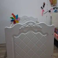 تخت نوزاد و کودک سفید طرح دار(سالم و تمیز)