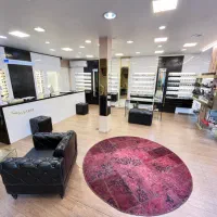 فروشنده عینک فروشی