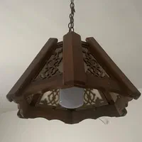 دو عدد لوستر چوبی و یک چوب لباسی