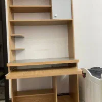 کتابخانه و میز مطالعه و کامپیوتر