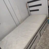 تخت خواب تک نفره با تشک و دارای کشو بزرگ