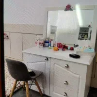 تخت همراه باتشک  و میز ارایش کودک