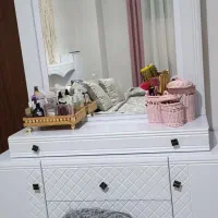 یه عدد تخت و میز آینه آرایش دورتادور باکس|تخت و سرویس خواب|کهریزک, |دیوار