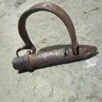 یک عددقفل خیلی قدیمی بدون کلید سالم