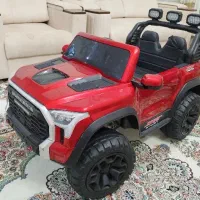 جیپ قرمز رنگ متوسط