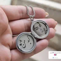 لاکت دایره  حک چهره و متن ، لاکت شیشه ای حروف و مو