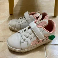 تعدادی کفش بچگانه