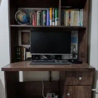 کتابخانه و میز کامپیوتر